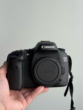 Canon EOS 7D DSLR Camera Body Only w/ Crossbody Neck Carrying Strap